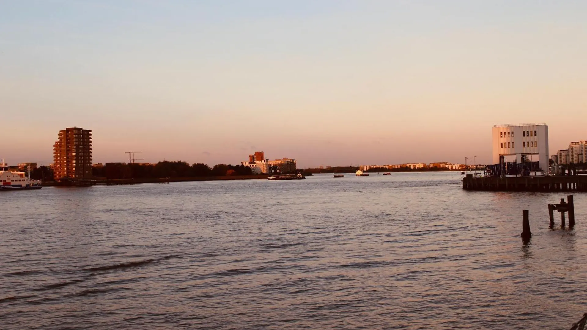 Amazing River View 2 Bedroom Apartment, Sleeps 6 , Balcony And Parking لندن شقة