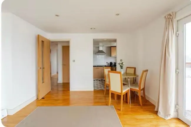 Amazing River View 2 Bedroom Apartment, Sleeps 6 , Balcony And Parking لندن شقة