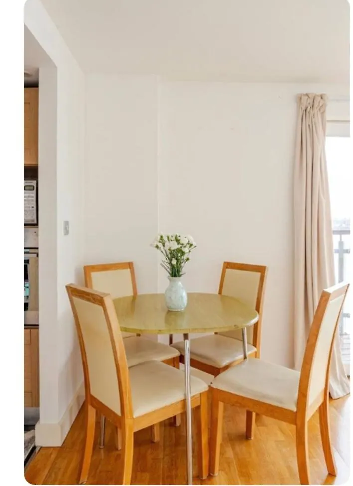 Amazing River View 2 Bedroom Apartment, Sleeps 6 , Balcony And Parking لندن شقة
