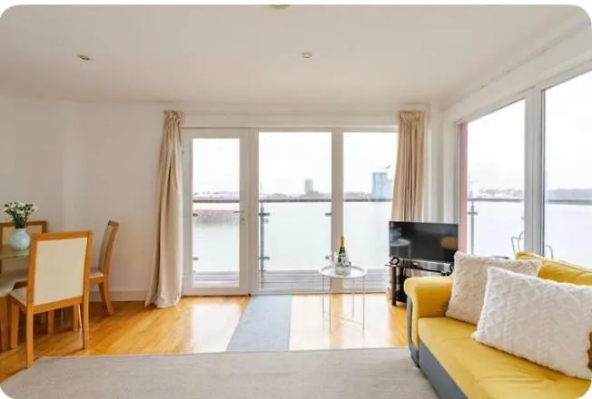 Amazing River View 2 Bedroom Apartment, Sleeps 6 , Balcony And Parking لندن