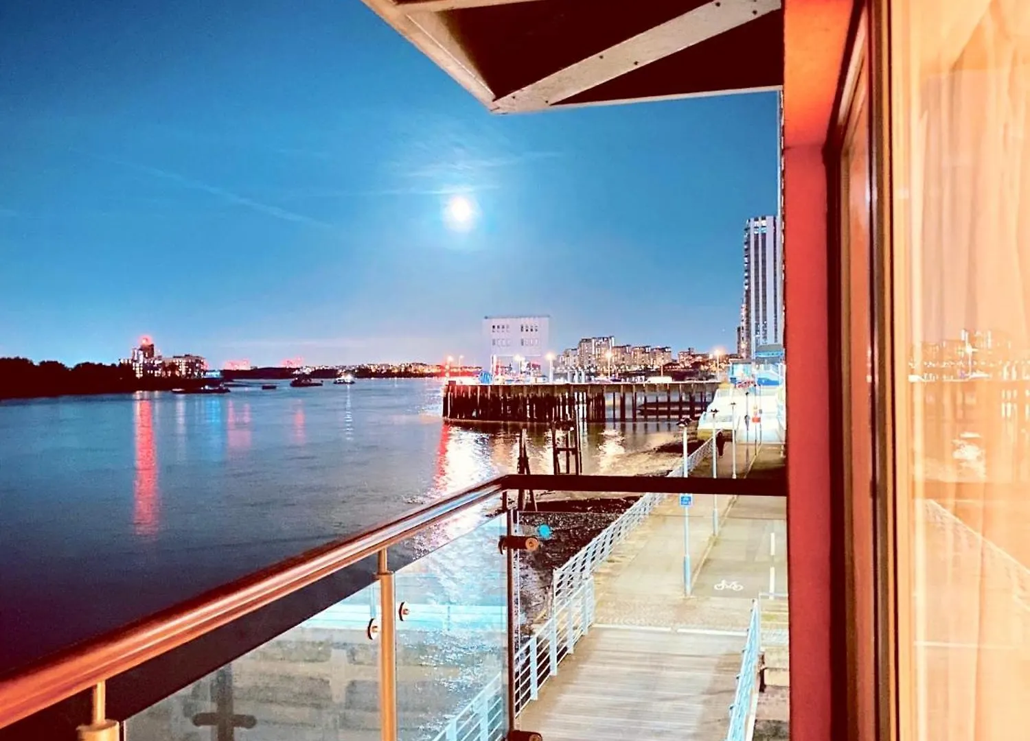 Amazing River View 2 Bedroom Apartment, Sleeps 6 , Balcony And Parking London 0*,