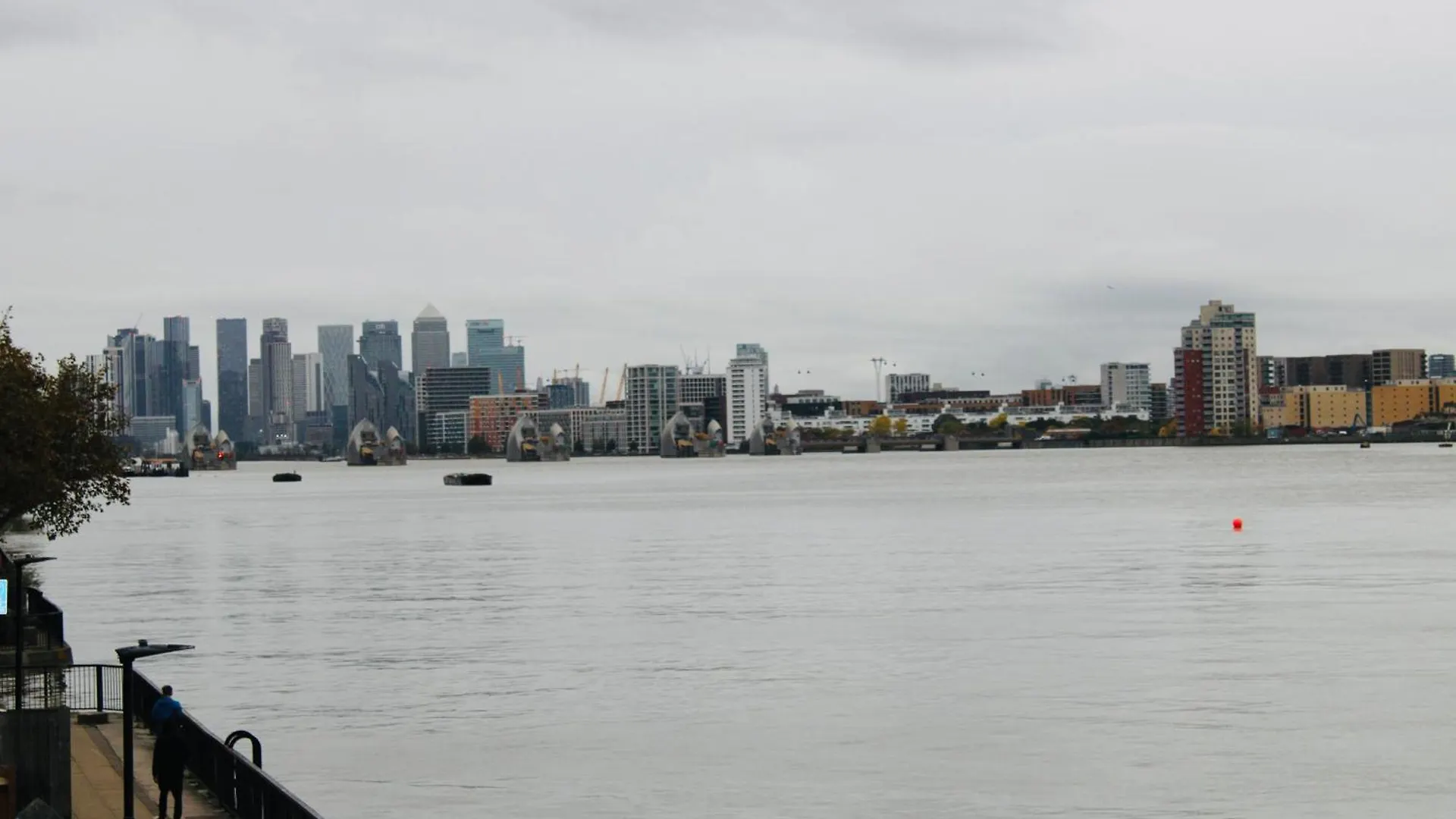 Amazing River View 2 Bedroom Apartment, Sleeps 6 , Balcony And Parking London