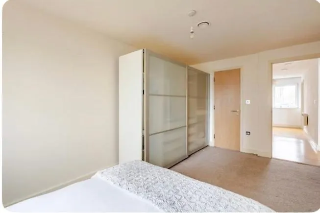 Amazing River View 2 Bedroom Apartment, Sleeps 6 , Balcony And Parking London 0*,