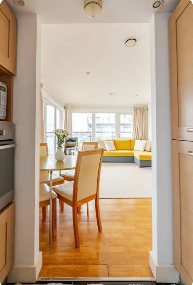 Amazing River View 2 Bedroom Apartment, Sleeps 6 , Balcony And Parking London Apartment