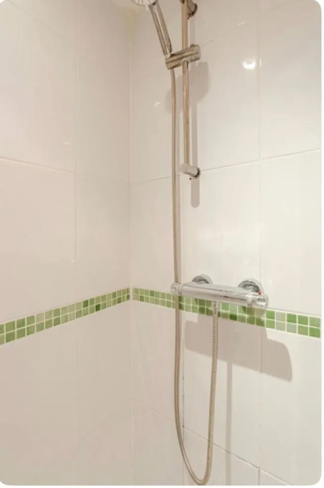 Amazing River View 2 Bedroom Apartment, Sleeps 6 , Balcony And Parking London Apartman